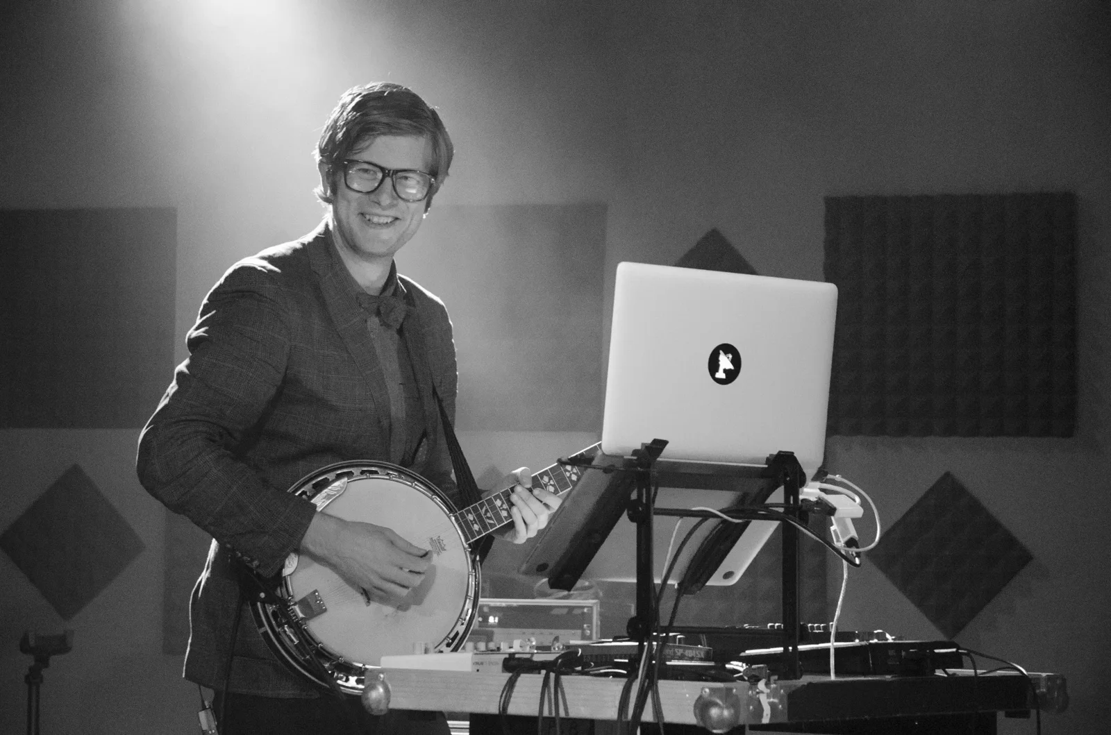 Musicista sorridente con banjo, ritratto in bianco e nero