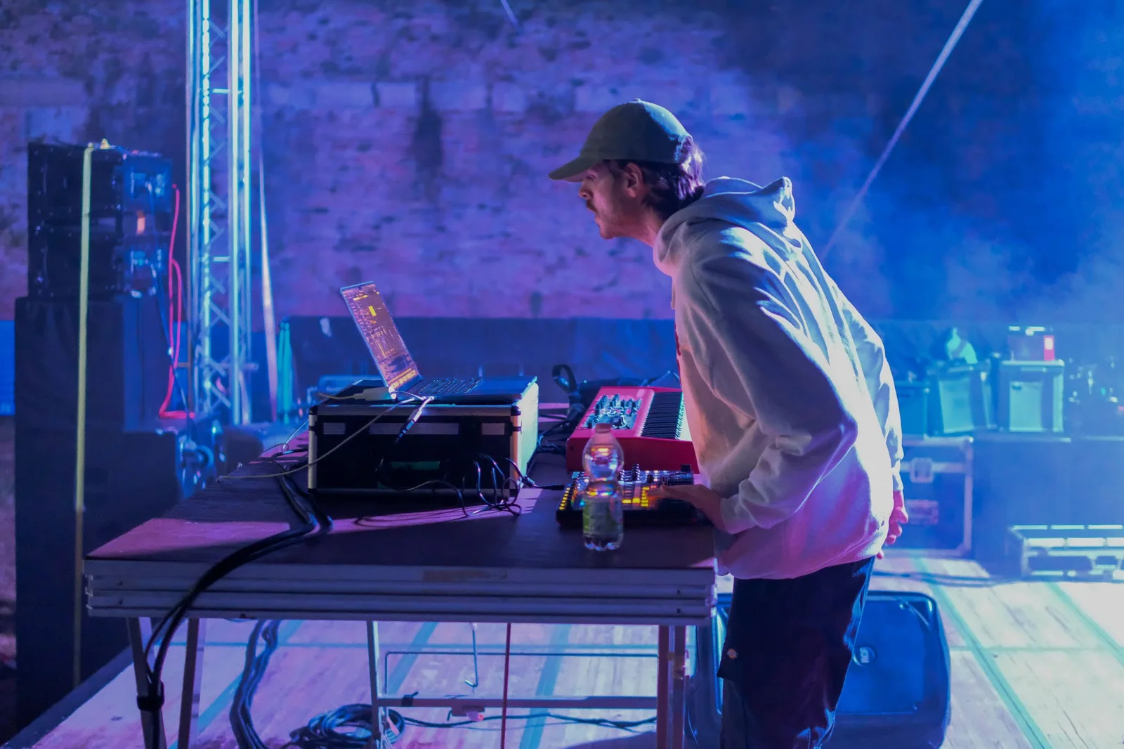 DJ alla consolle tra luci blu e viola