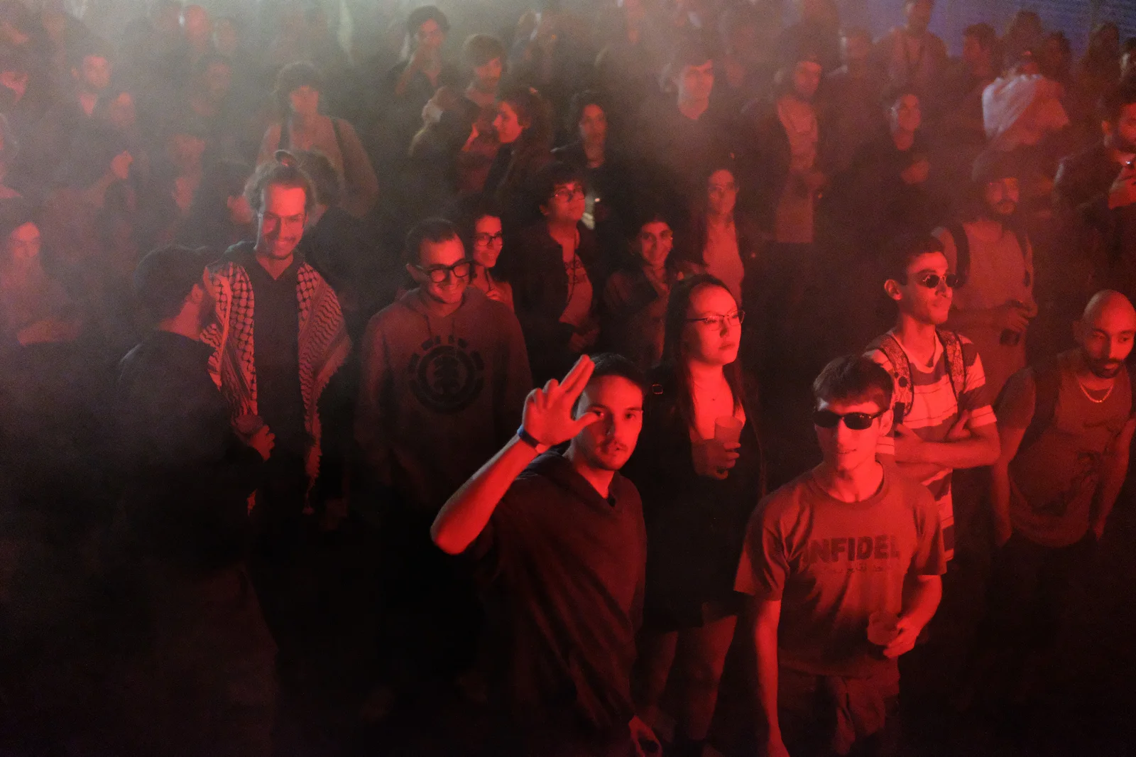 Pubblico di un concerto illuminato di rosso