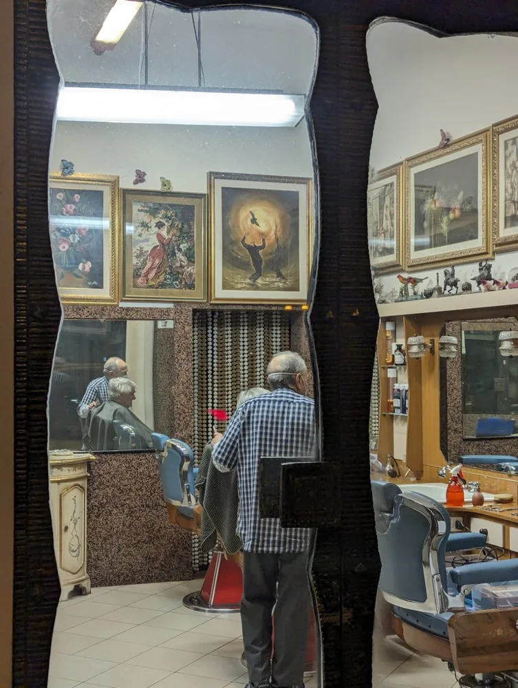 Atelier con quadri e una persona al lavoro
